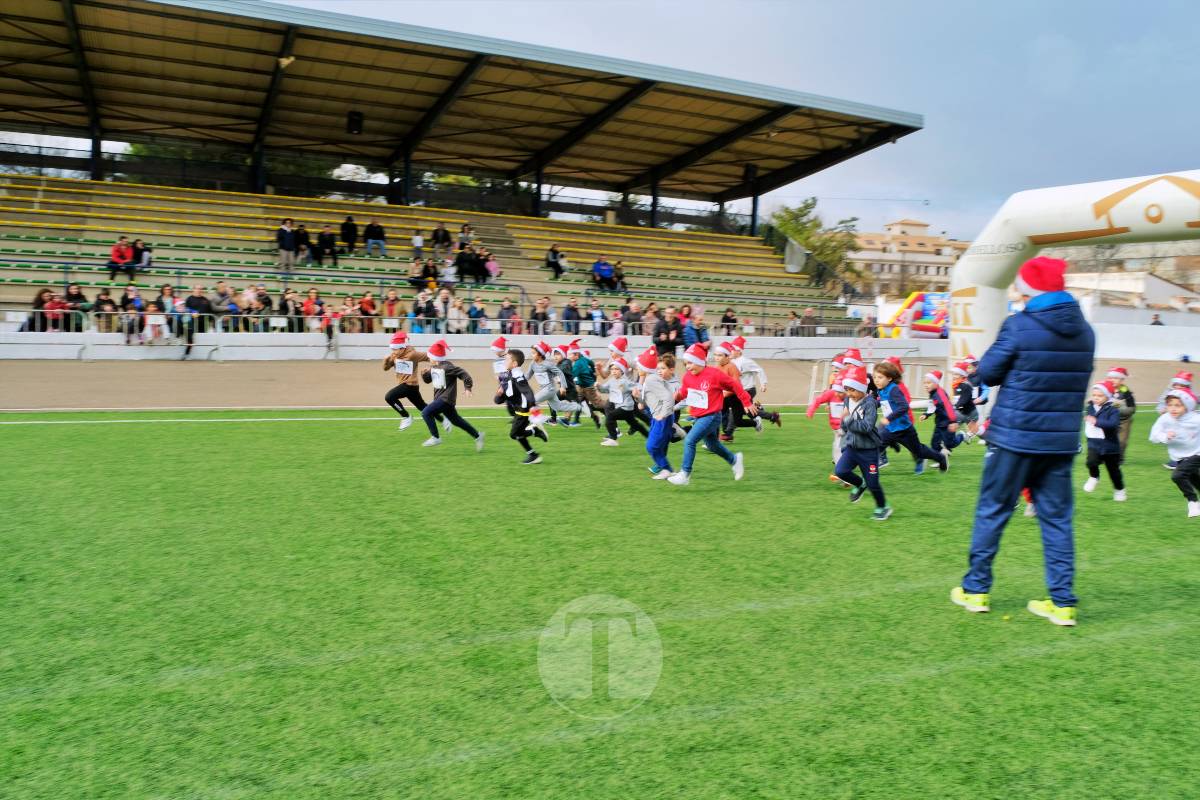 La Carrera Papá Noel llena el Estadio Paco Gálvez de deporte, risas y espíritu navideño