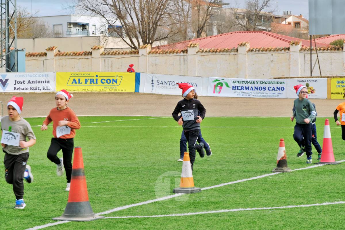 La Carrera Papá Noel llena el Estadio Paco Gálvez de deporte, risas y espíritu navideño