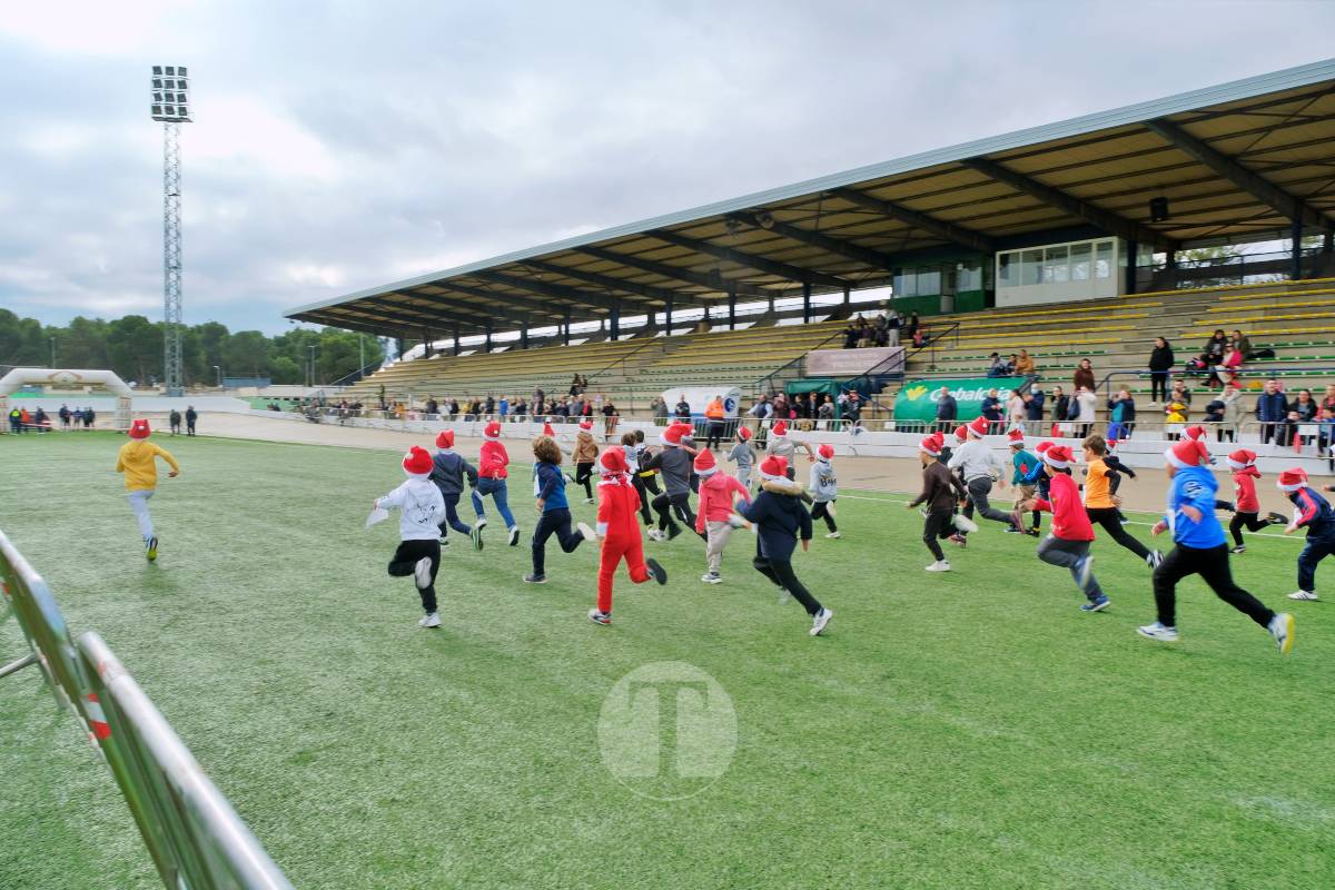 La Carrera Papá Noel llena el Estadio Paco Gálvez de deporte, risas y espíritu navideño