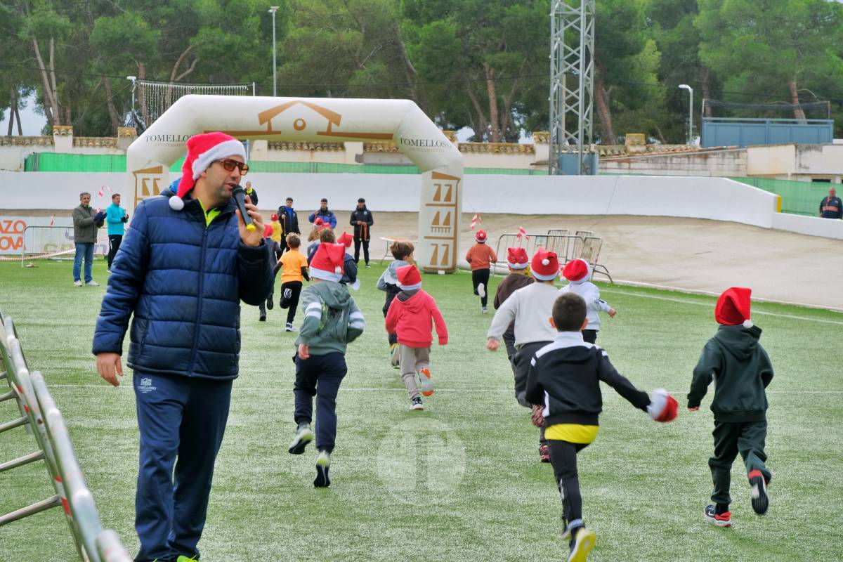 La Carrera Papá Noel llena el Estadio Paco Gálvez de deporte, risas y espíritu navideño