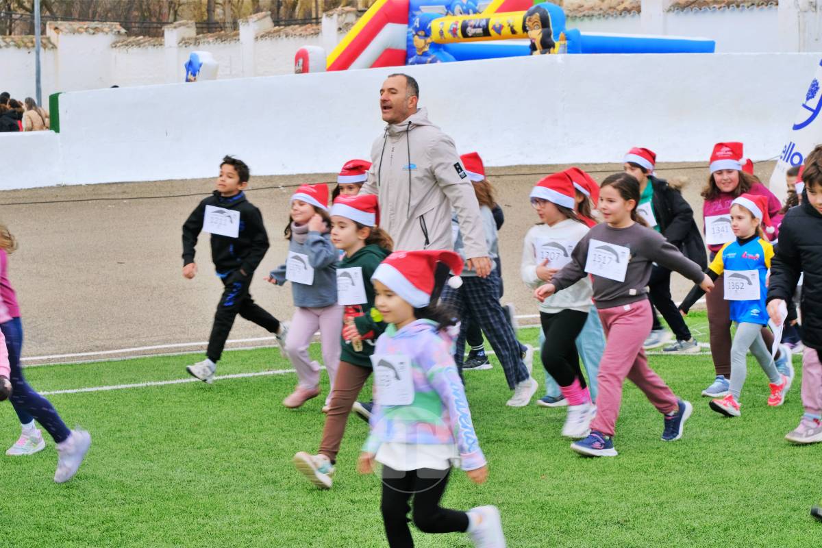 La Carrera Papá Noel llena el Estadio Paco Gálvez de deporte, risas y espíritu navideño