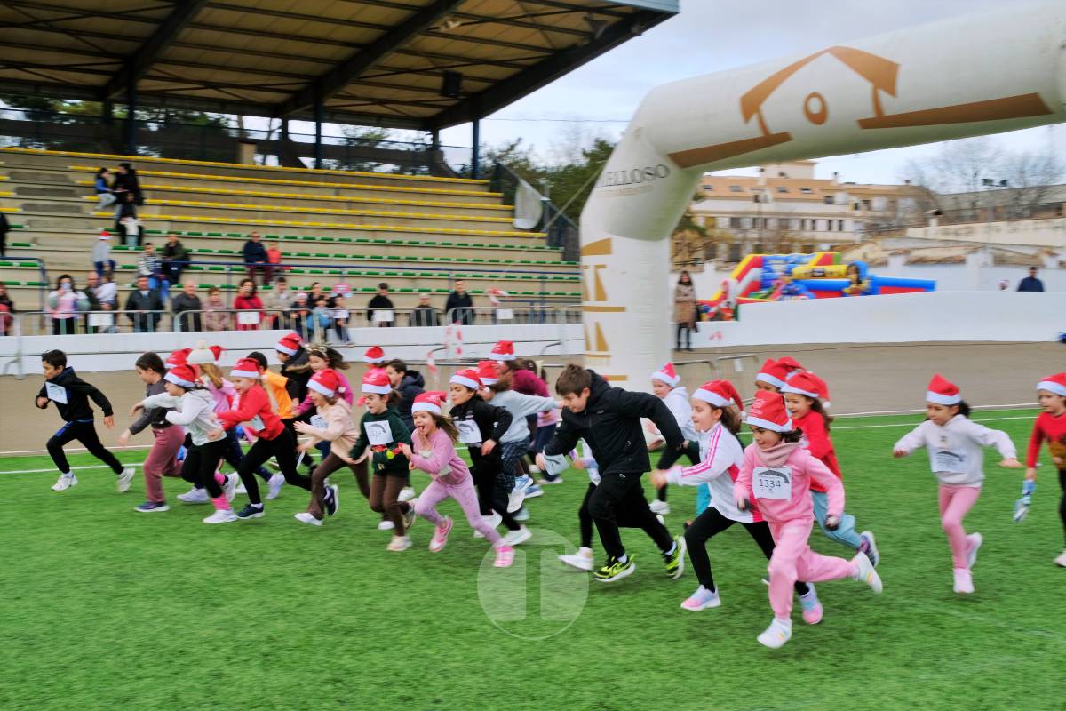 La Carrera Papá Noel llena el Estadio Paco Gálvez de deporte, risas y espíritu navideño