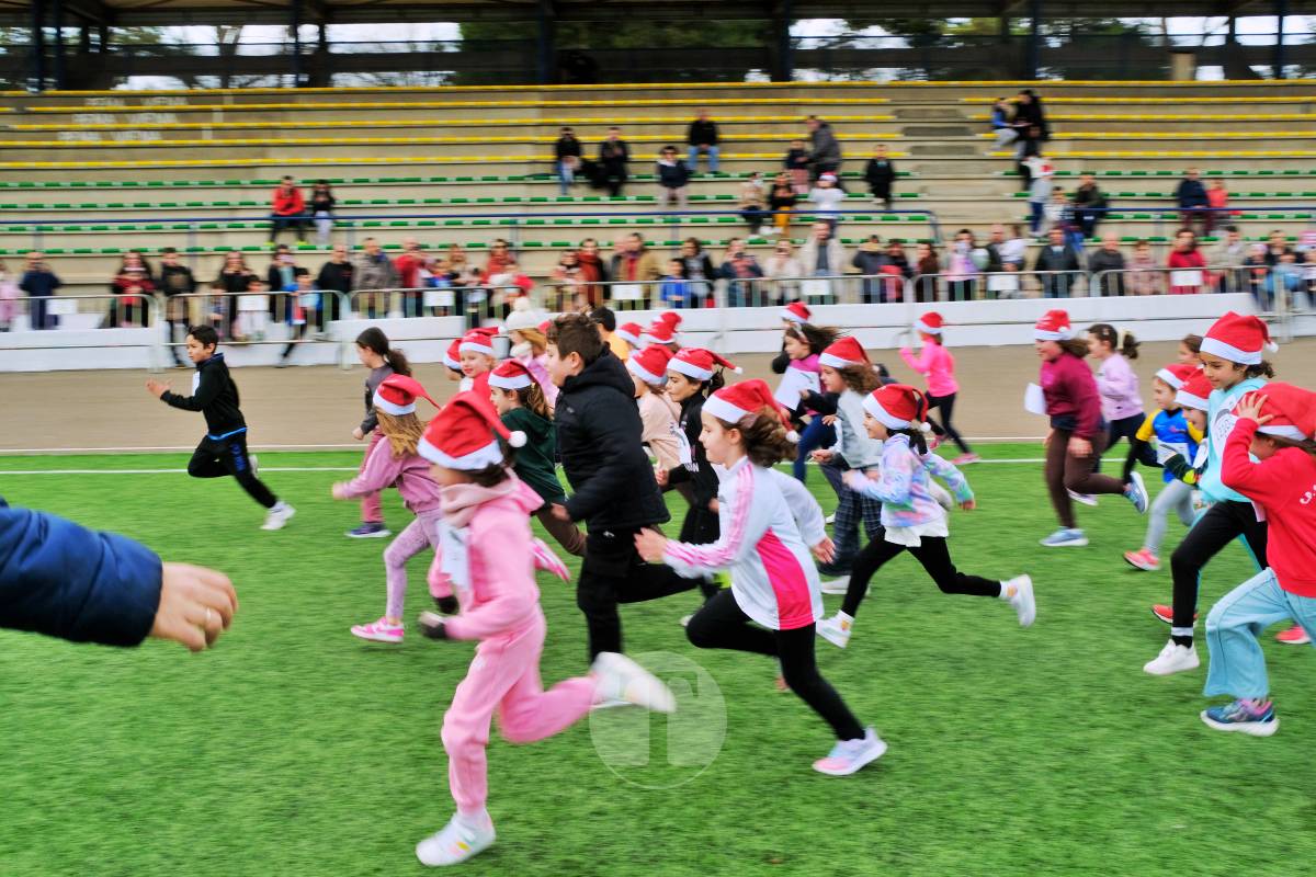 La Carrera Papá Noel llena el Estadio Paco Gálvez de deporte, risas y espíritu navideño