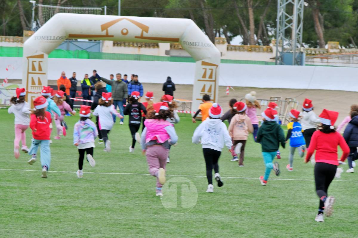 La Carrera Papá Noel llena el Estadio Paco Gálvez de deporte, risas y espíritu navideño