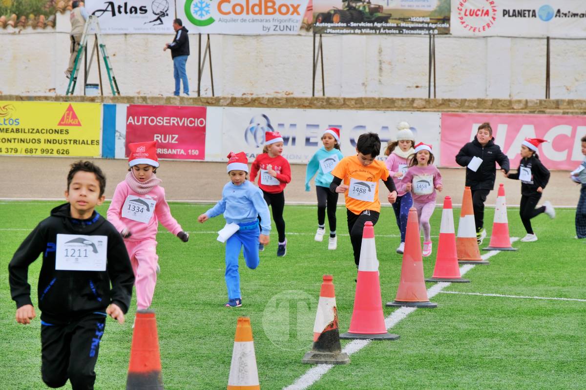 La Carrera Papá Noel llena el Estadio Paco Gálvez de deporte, risas y espíritu navideño