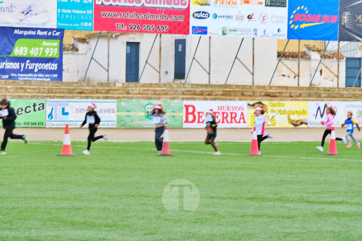 La Carrera Papá Noel llena el Estadio Paco Gálvez de deporte, risas y espíritu navideño