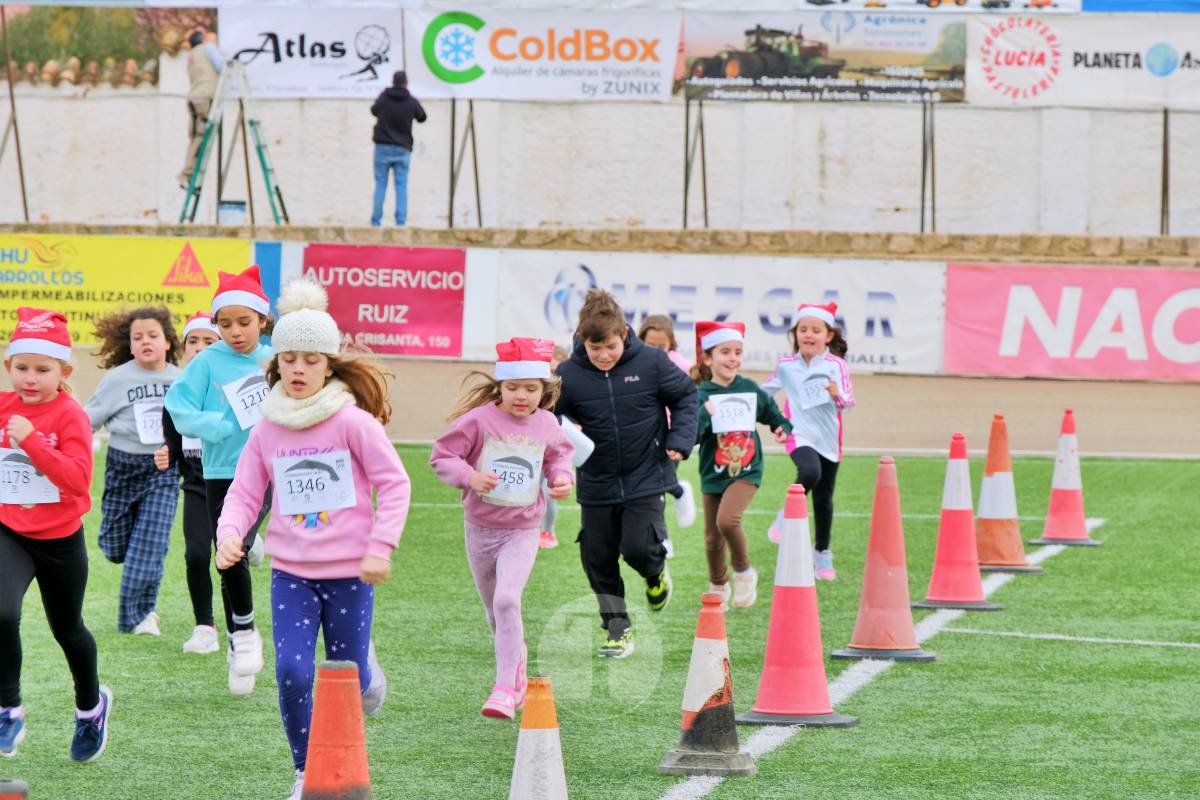 La Carrera Papá Noel llena el Estadio Paco Gálvez de deporte, risas y espíritu navideño
