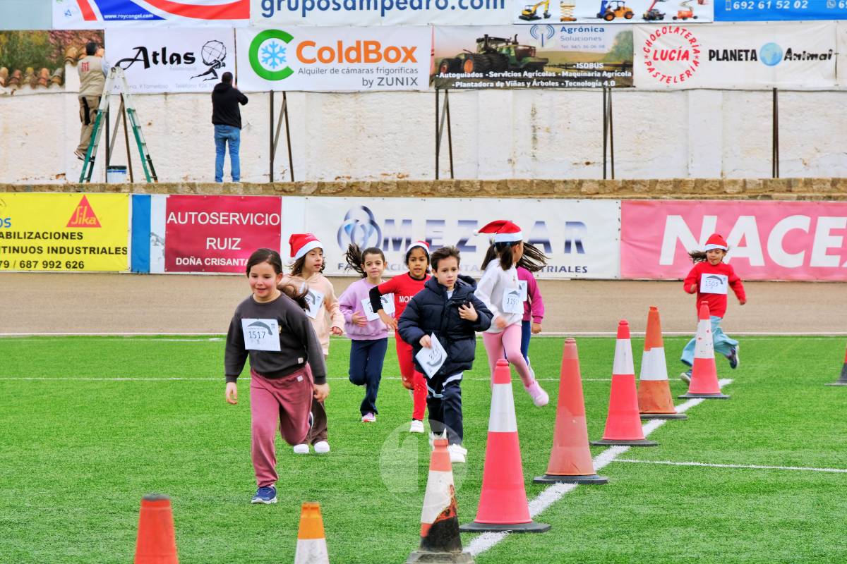 La Carrera Papá Noel llena el Estadio Paco Gálvez de deporte, risas y espíritu navideño