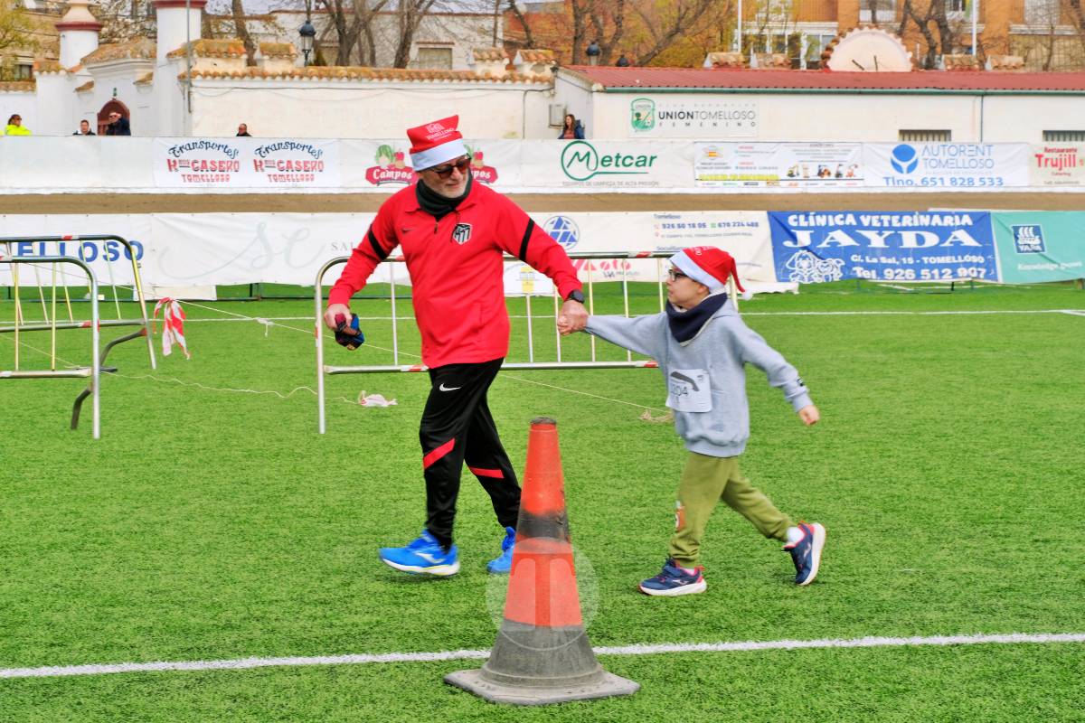 La Carrera Papá Noel llena el Estadio Paco Gálvez de deporte, risas y espíritu navideño