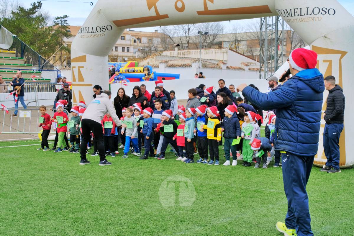 La Carrera Papá Noel llena el Estadio Paco Gálvez de deporte, risas y espíritu navideño