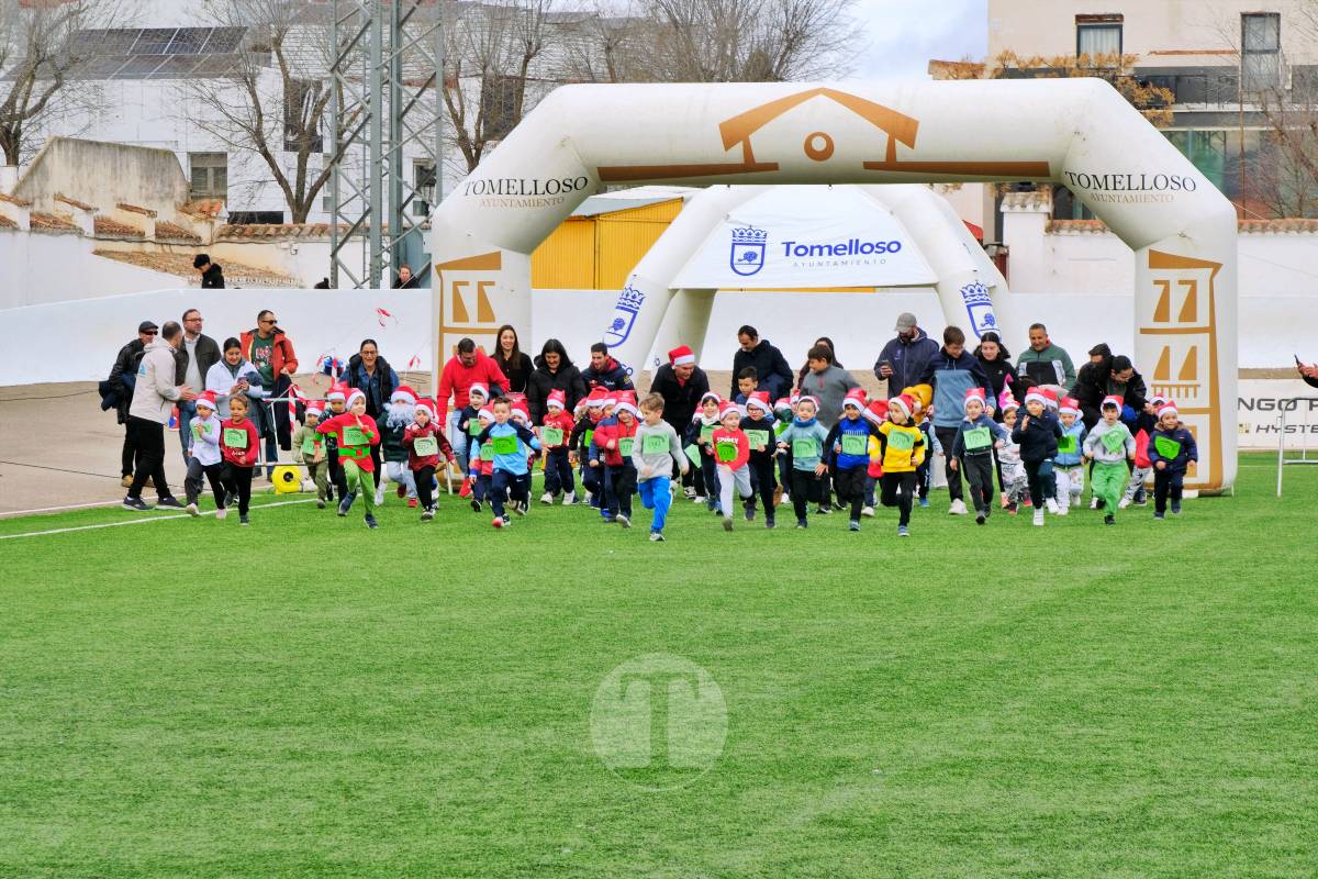 La Carrera Papá Noel llena el Estadio Paco Gálvez de deporte, risas y espíritu navideño