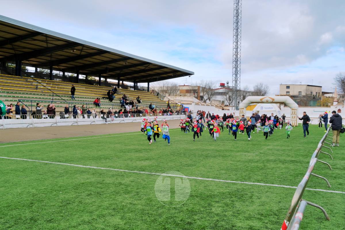 La Carrera Papá Noel llena el Estadio Paco Gálvez de deporte, risas y espíritu navideño