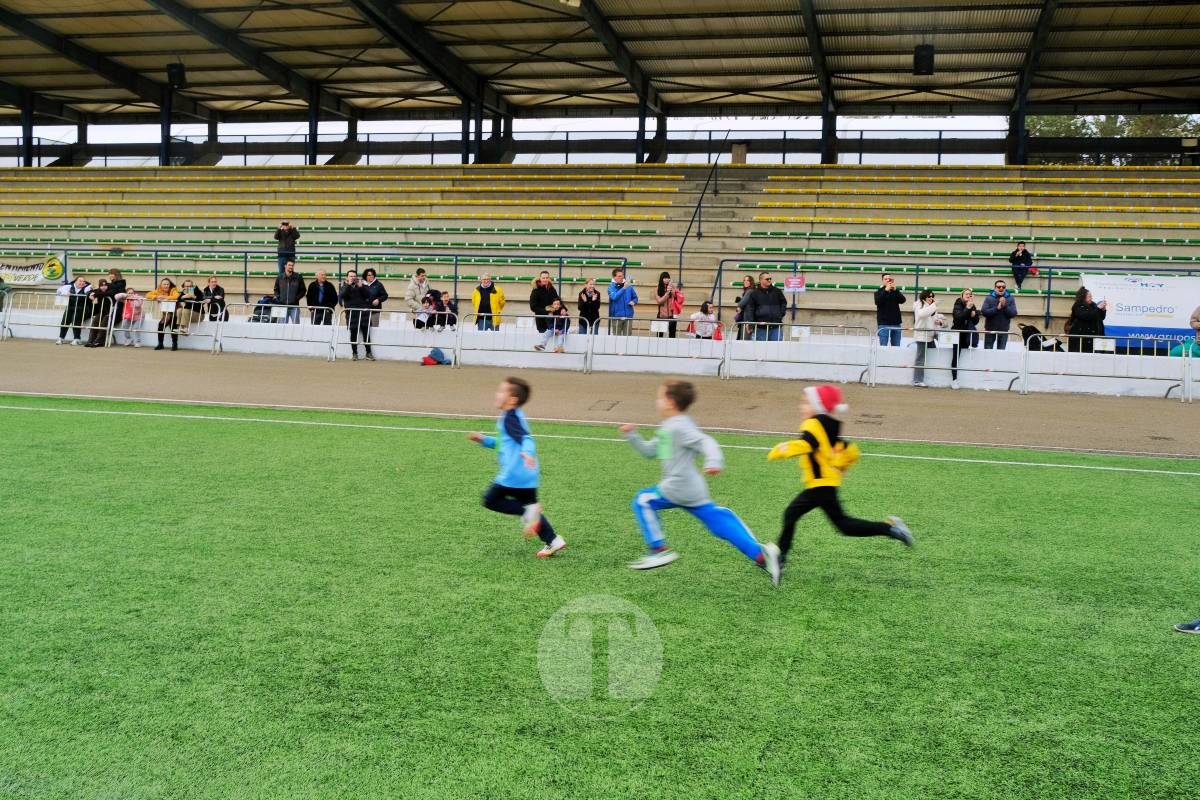 La Carrera Papá Noel llena el Estadio Paco Gálvez de deporte, risas y espíritu navideño
