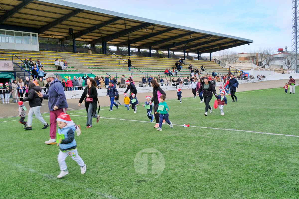 La Carrera Papá Noel llena el Estadio Paco Gálvez de deporte, risas y espíritu navideño