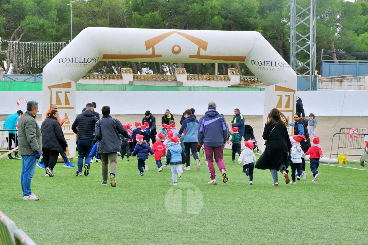 La Carrera Papá Noel llena el Estadio Paco Gálvez de deporte, risas y espíritu navideño