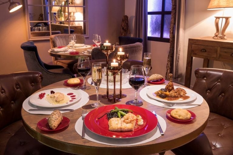 La OCU avisa de posibles prácticas abusivas en restaurantes con las comidas navideñas