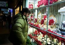 A contrarreloj y con frío: Así viven comercios y vecinos de Tomelloso, las compras de última hora