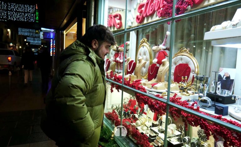 A contrarreloj y con frío: Así viven comercios y vecinos de Tomelloso, las compras de última hora