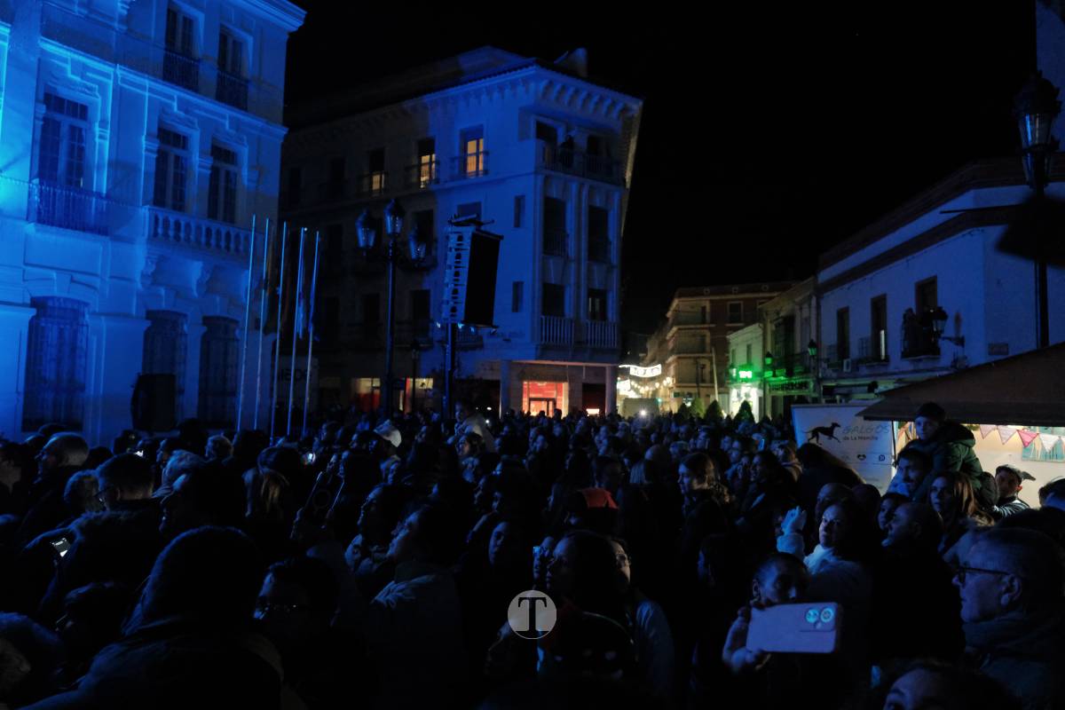 Tomelloso arranca la Navidad con un espectáculo de luces y fuegos artificiales en la Plaza de España