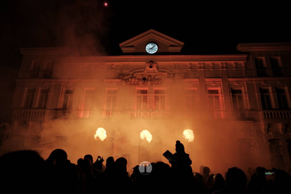 Tomelloso arranca la Navidad con un espectáculo de luces y fuegos artificiales en la Plaza de España