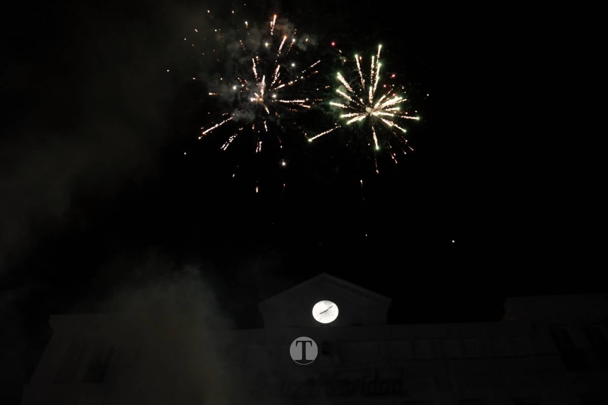 Tomelloso arranca la Navidad con un espectáculo de luces y fuegos artificiales en la Plaza de España