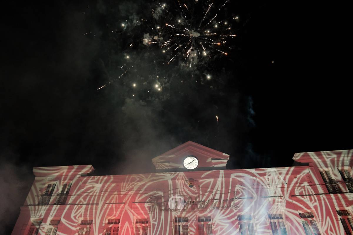 Tomelloso arranca la Navidad con un espectáculo de luces y fuegos artificiales en la Plaza de España