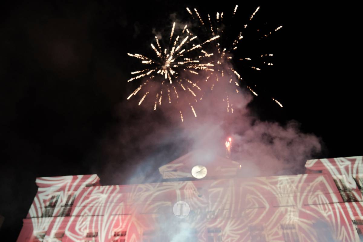 Tomelloso arranca la Navidad con un espectáculo de luces y fuegos artificiales en la Plaza de España