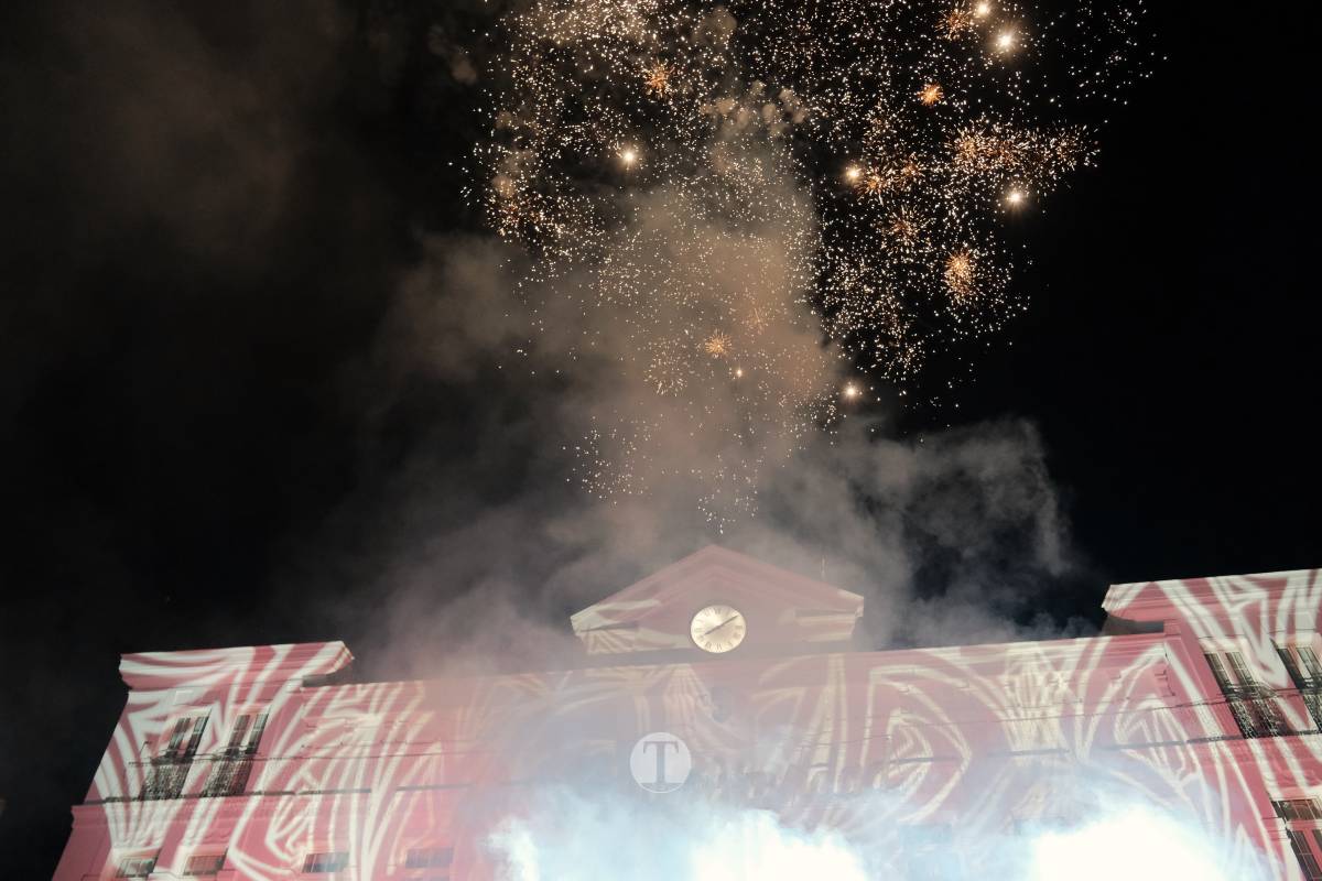 Tomelloso arranca la Navidad con un espectáculo de luces y fuegos artificiales en la Plaza de España