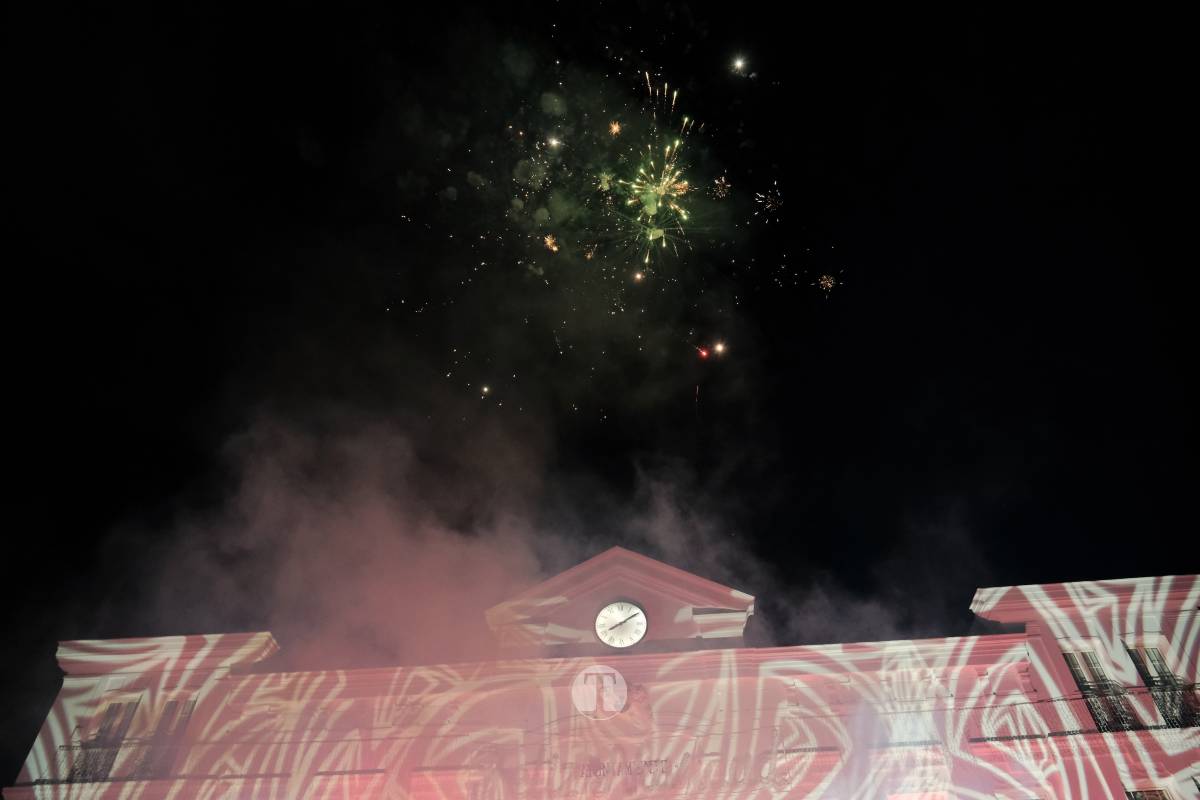 Tomelloso arranca la Navidad con un espectáculo de luces y fuegos artificiales en la Plaza de España