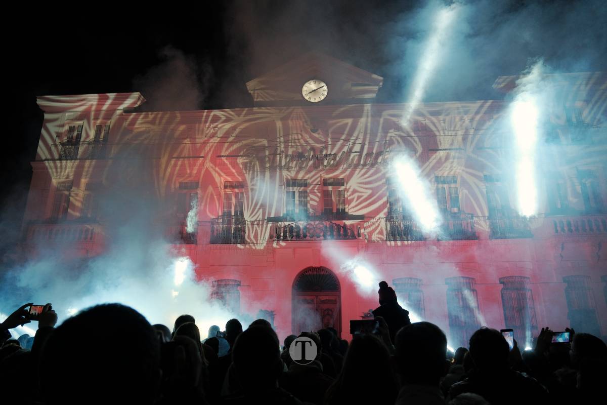 Tomelloso arranca la Navidad con un espectáculo de luces y fuegos artificiales en la Plaza de España