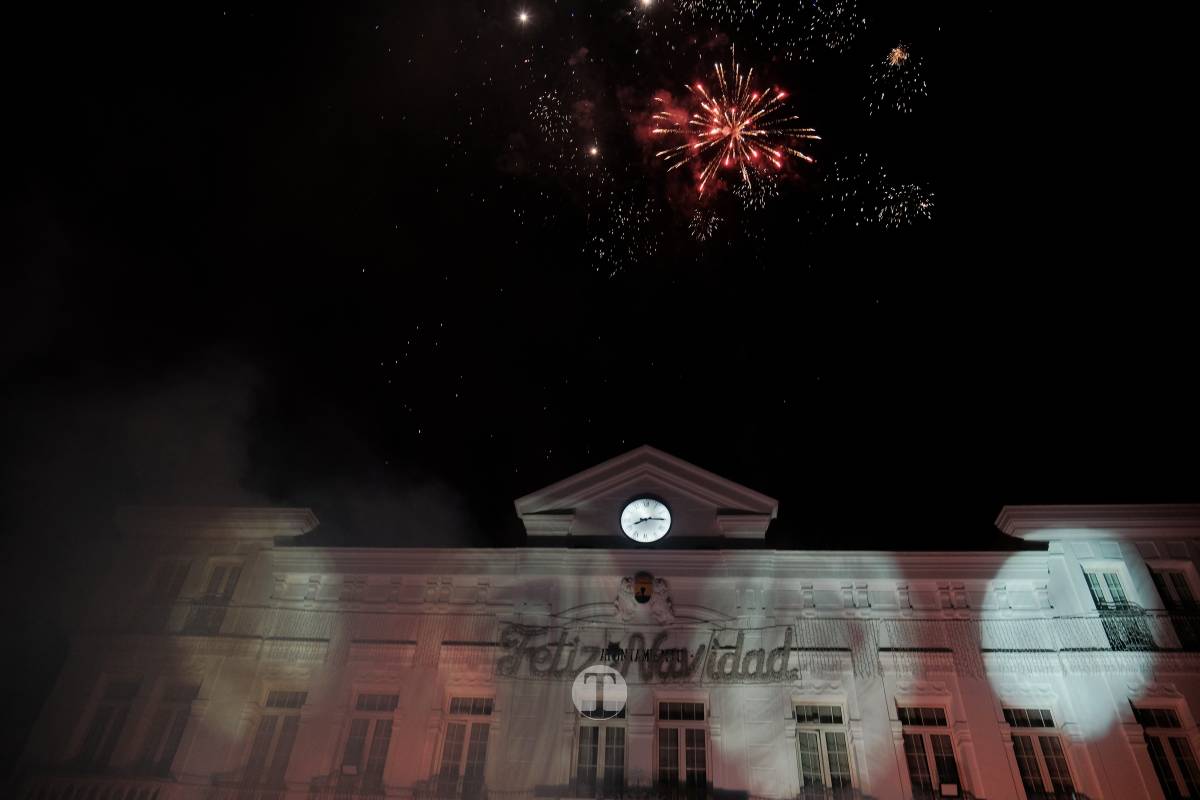 Tomelloso arranca la Navidad con un espectáculo de luces y fuegos artificiales en la Plaza de España