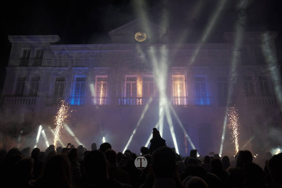 Tomelloso arranca la Navidad con un espectáculo de luces y fuegos artificiales en la Plaza de España