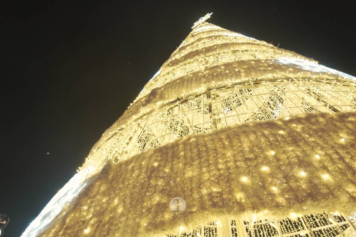 Tomelloso arranca la Navidad con un espectáculo de luces y fuegos artificiales en la Plaza de España