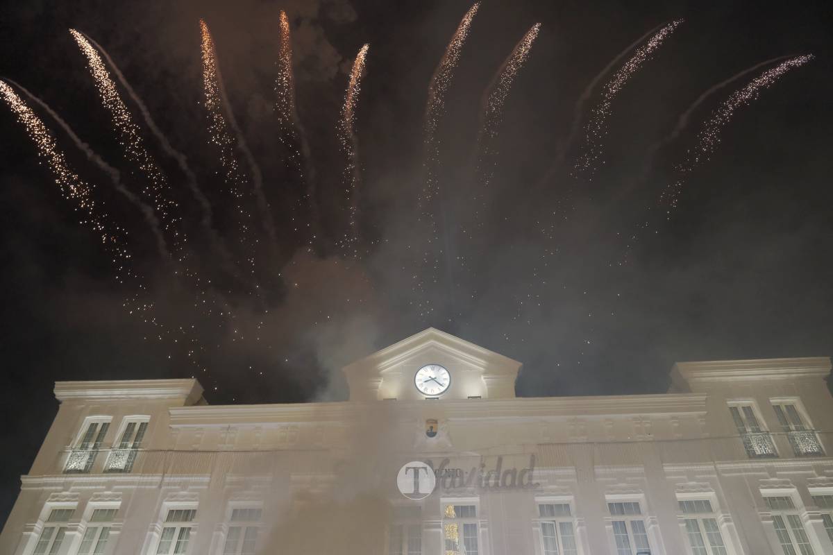 Tomelloso arranca la Navidad con un espectáculo de luces y fuegos artificiales en la Plaza de España