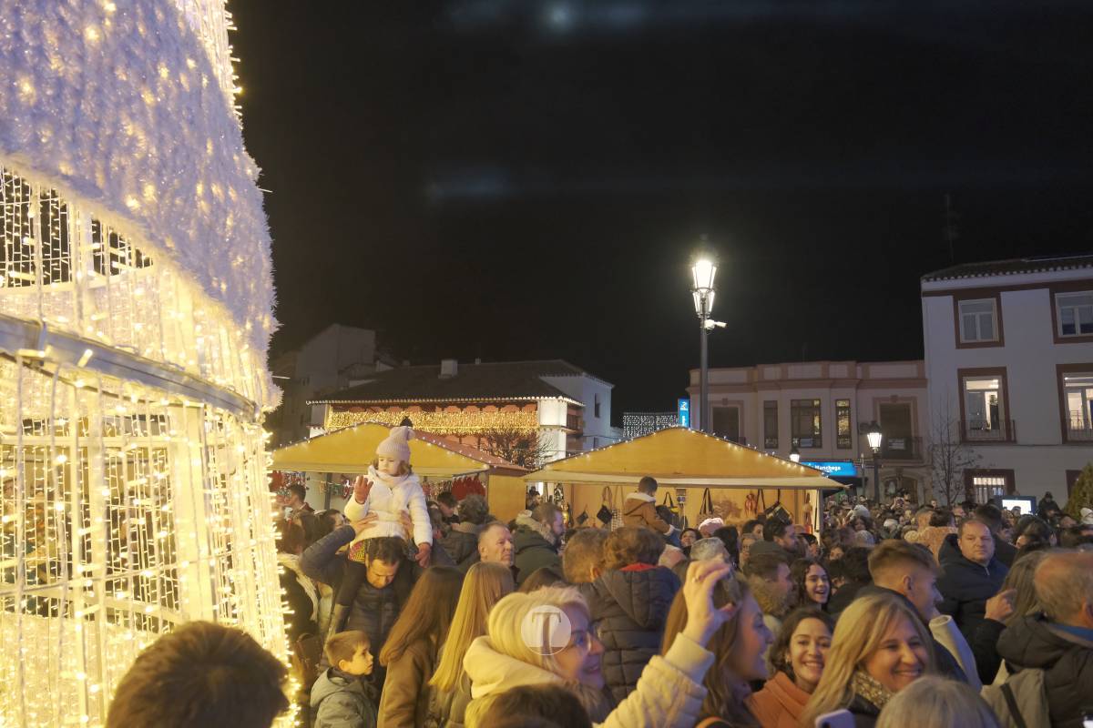 Tomelloso arranca la Navidad con un espectáculo de luces y fuegos artificiales en la Plaza de España