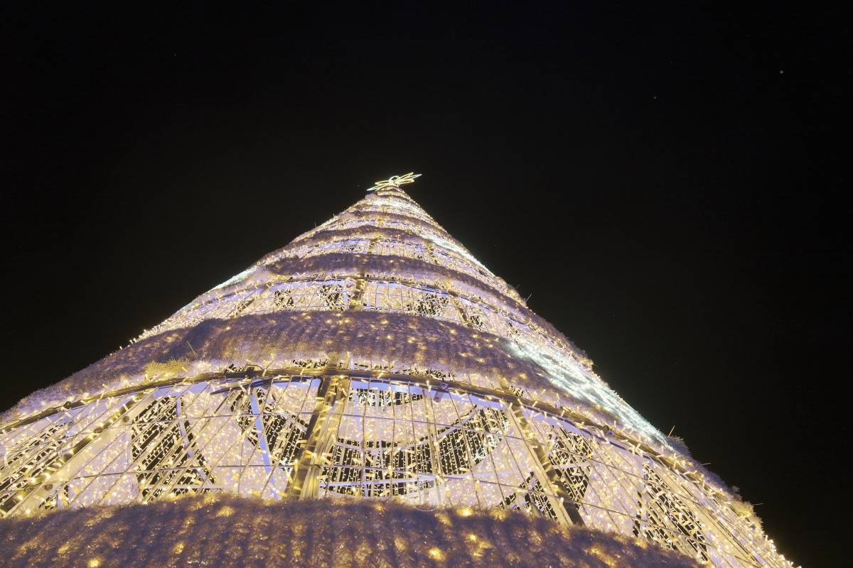 Tomelloso arranca la Navidad con un espectáculo de luces y fuegos artificiales en la Plaza de España