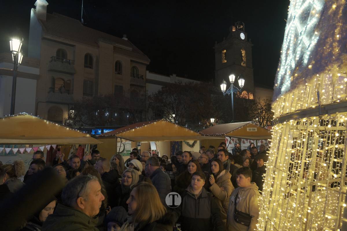 Tomelloso arranca la Navidad con un espectáculo de luces y fuegos artificiales en la Plaza de España