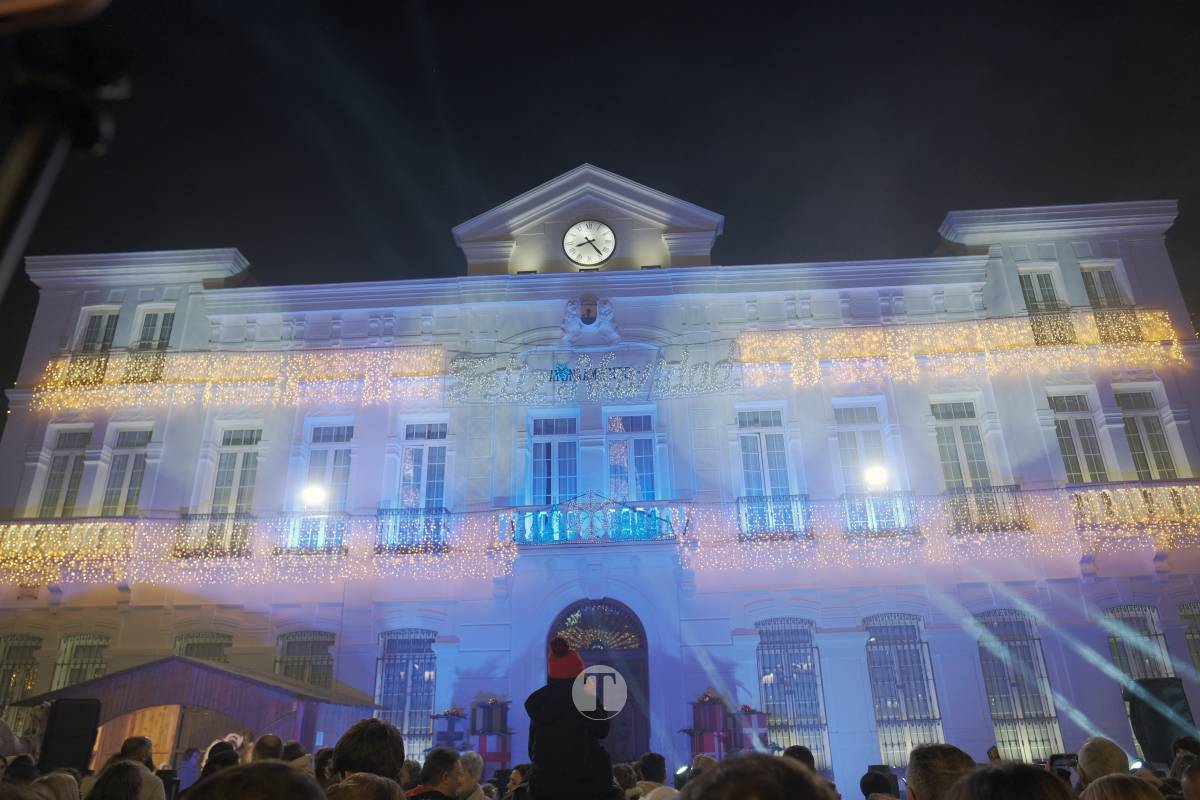 Tomelloso arranca la Navidad con un espectáculo de luces y fuegos artificiales en la Plaza de España