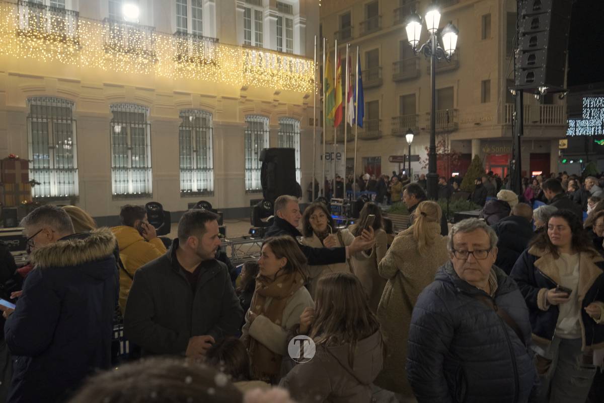 Tomelloso arranca la Navidad con un espectáculo de luces y fuegos artificiales en la Plaza de España