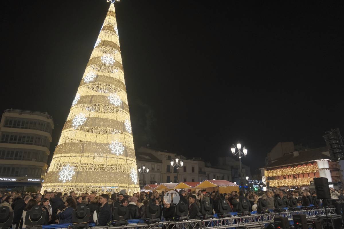 Tomelloso arranca la Navidad con un espectáculo de luces y fuegos artificiales en la Plaza de España