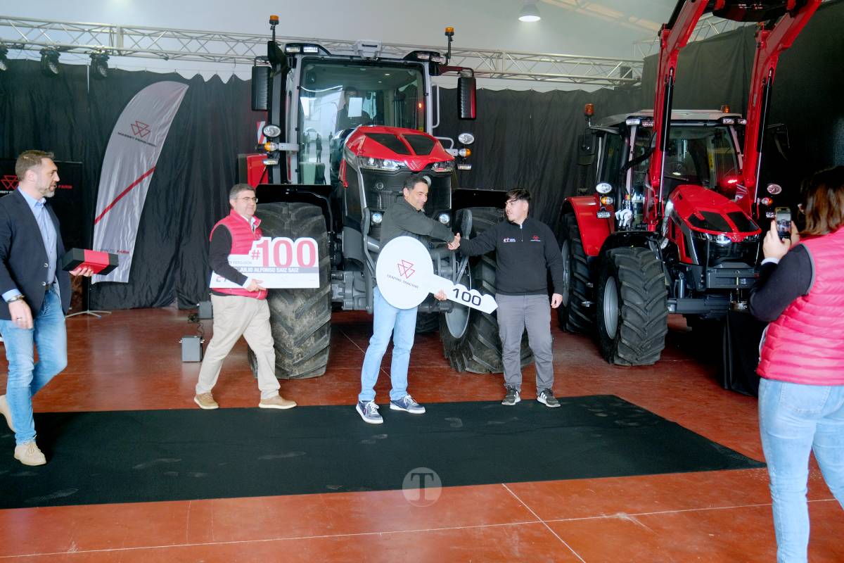 Centro Tractor celebra su entrega número 100 de Massey Ferguson en 2025: “Es todo un éxito, estamos contentísimos”