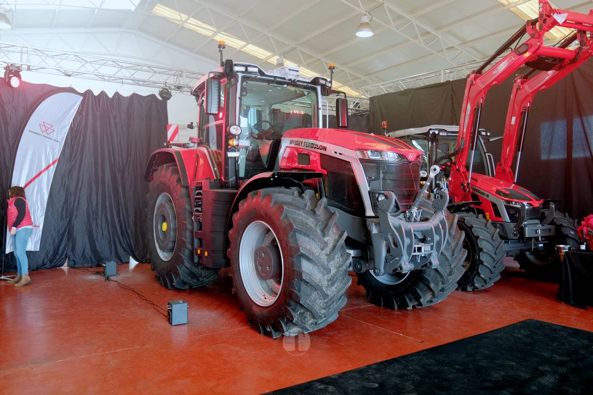 Centro Tractor celebra su entrega número 100 de Massey Ferguson en 2025: “Es todo un éxito, estamos contentísimos”