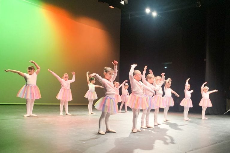 Baile y solidaridad se unieron en el Festival Navideño contra el Cáncer en Tomelloso