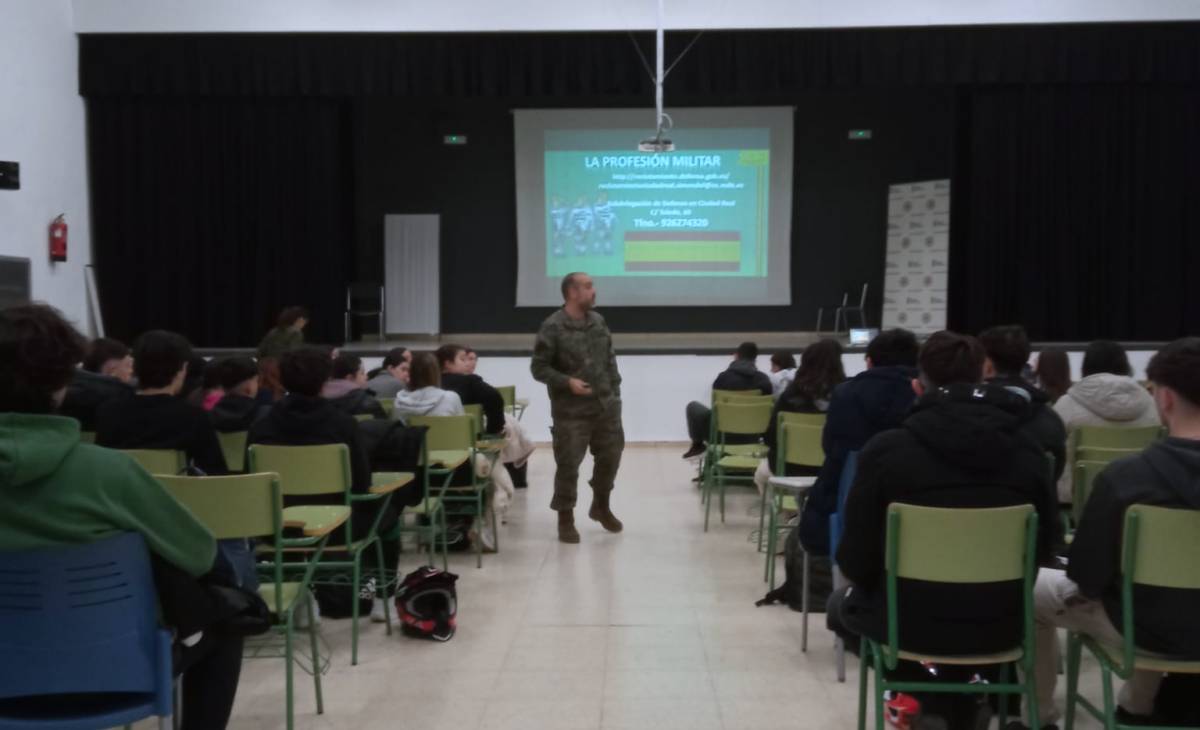 Las Fuerzas Armadas presentan sus salidas profesionales al alumnado del IES Eladio Cabañero