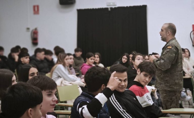 Las Fuerzas Armadas presentan sus salidas profesionales al alumnado del IES Eladio Cabañero