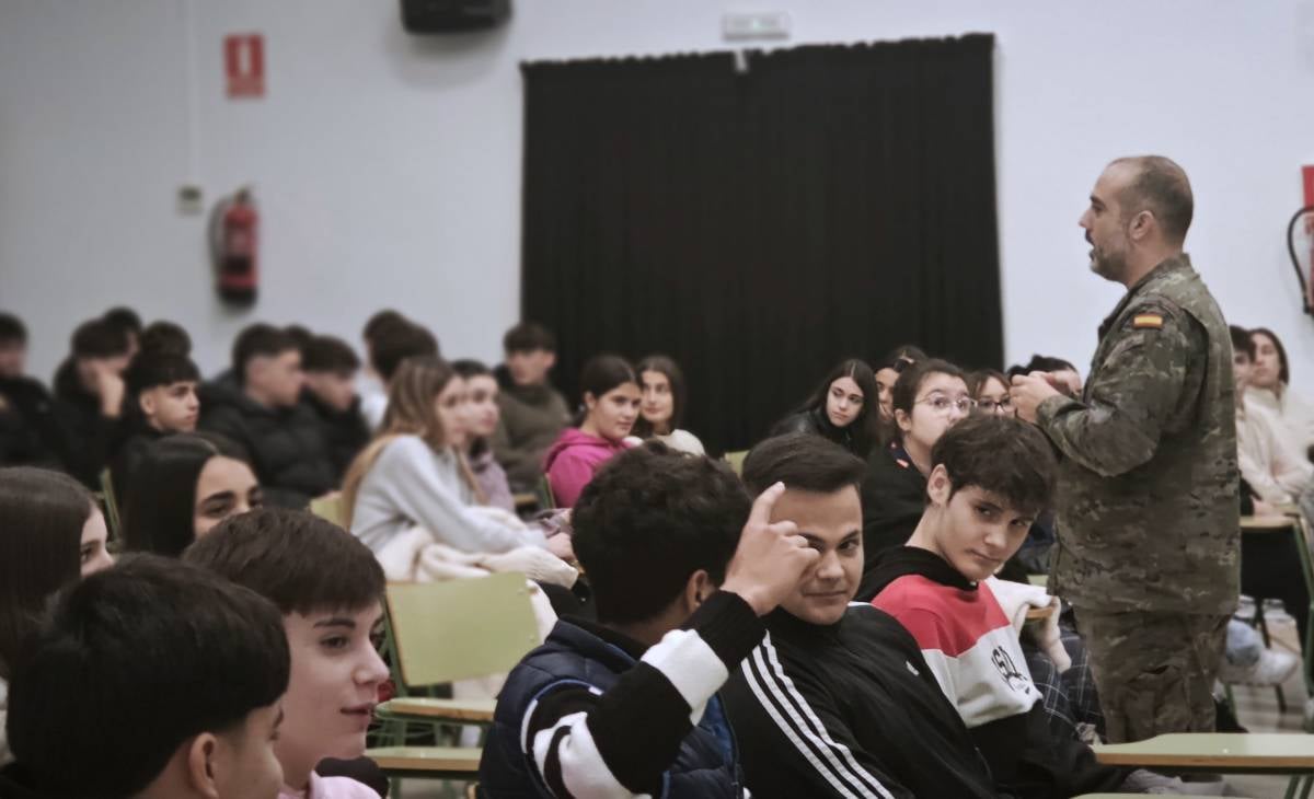 Las Fuerzas Armadas presentan sus salidas profesionales al alumnado del IES Eladio Cabañero