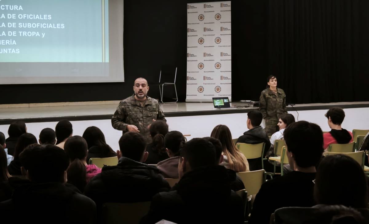 Las Fuerzas Armadas presentan sus salidas profesionales al alumnado del IES Eladio Cabañero