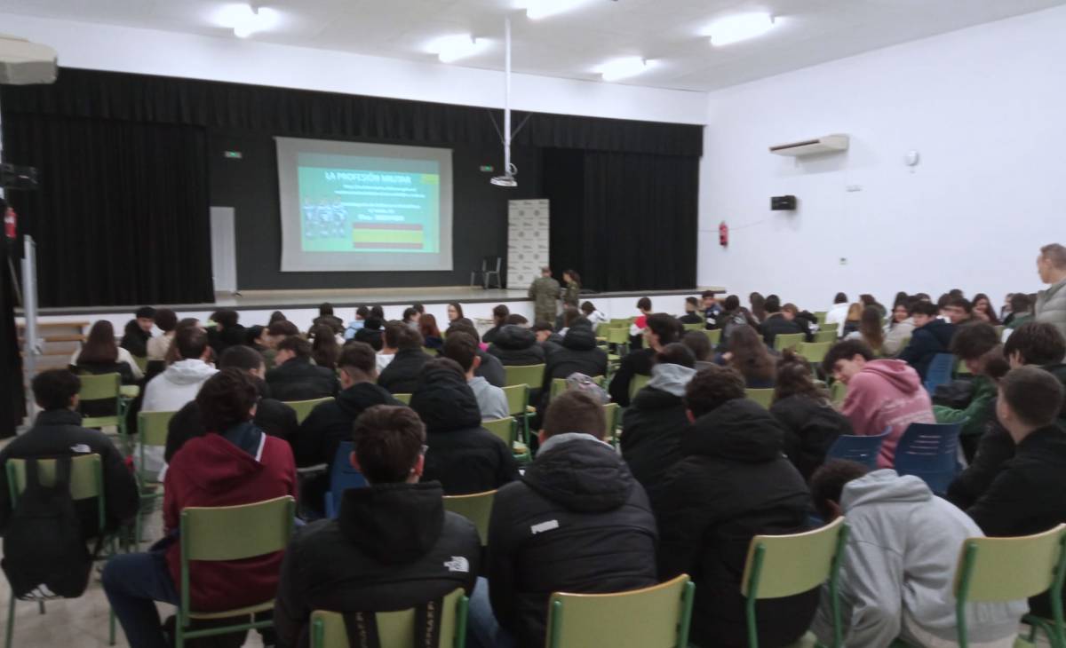 Las Fuerzas Armadas presentan sus salidas profesionales al alumnado del IES Eladio Cabañero