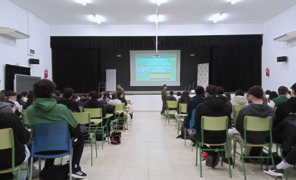 Las Fuerzas Armadas presentan sus salidas profesionales al alumnado del IES Eladio Cabañero