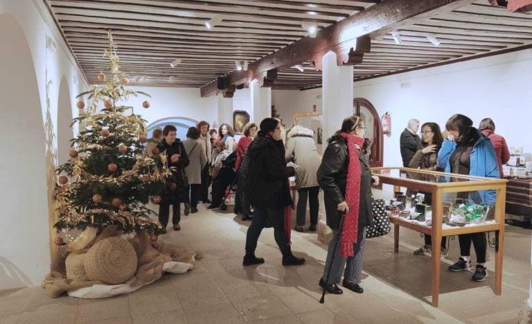 Cáritas Tomelloso inaugura su Rastrillo Navideño en la Posada de los Portales: «Una llamada a la reflexión y a la solidaridad»